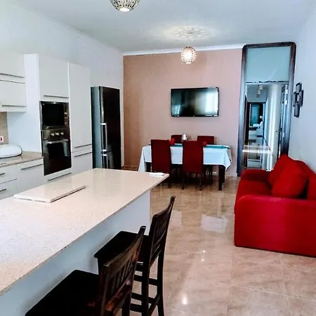 Apartment 3-br Penthouse Near Amenities