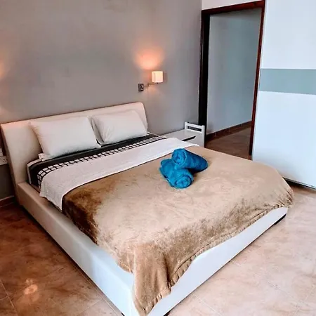 Apartment 3-br Penthouse Near Amenities *